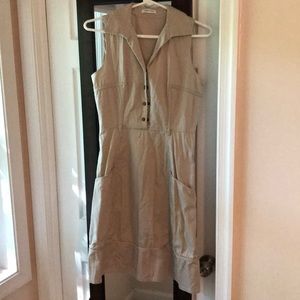 Khaki dress with pockets.